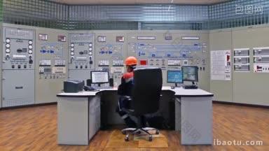 工程师坐在工作场所，近<strong>燃气</strong>压缩气压站主控板广角看显示器